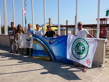Hissada de banderes i simulacre de rescat a la Platja de Muro