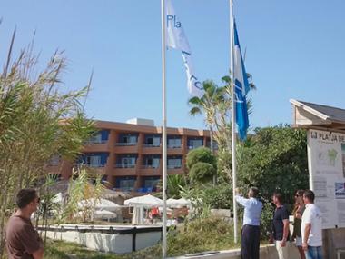 Hissada de banderes i simulacre de rescat a la Platja de Muro