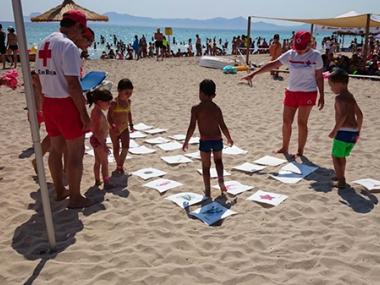 Hissada de banderes i simulacre de rescat a la Platja de Muro
