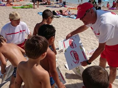 Hissada de banderes i simulacre de rescat a la Platja de Muro
