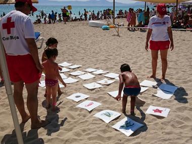 Hissada de banderes i simulacre de rescat a la Platja de Muro