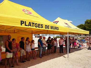 Hissada de banderes i simulacre de rescat a la Platja de Muro