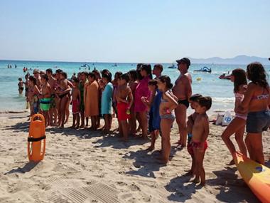 Hissada de banderes i simulacre de rescat a la Platja de Muro