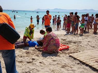 Hissada de banderes i simulacre de rescat a la Platja de Muro