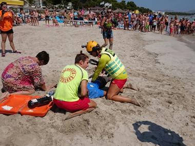 Hissada de banderes i simulacre de rescat a la Platja de Muro