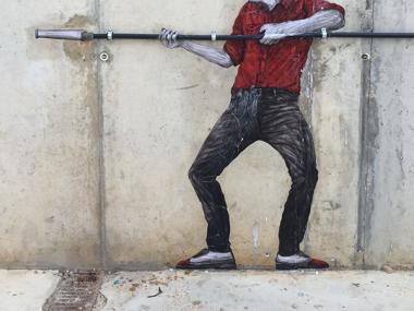 Imatges del 'work in progress' a Muro de l'artista francès Levalet, especialitzat en art urbà
