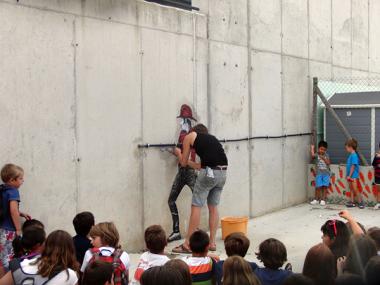 Imatges del 'work in progress' a Muro de l'artista francès Levalet, especialitzat en art urbà