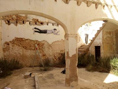 Imatges del 'work in progress' a Muro de l'artista francès Levalet, especialitzat en art urbà