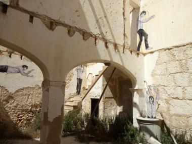 Imatges del 'work in progress' a Muro de l'artista francès Levalet, especialitzat en art urbà