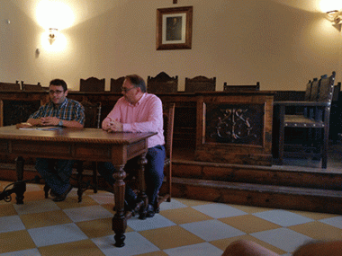 Trobada que va tenir lloc al Consistori de Muro entre els regidors Sergi Silvestre i Carmina Prats, de la localitat de Muro d'Alcoi, i representants de l'equip de govern municipal de Muro
