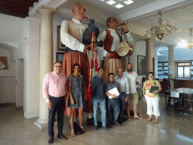 Trobada que va tenir lloc al Consistori de Muro entre els regidors Sergi Silvestre i Carmina Prats, de la localitat de Muro d'Alcoi, i representants de l'equip de govern municipal de Muro