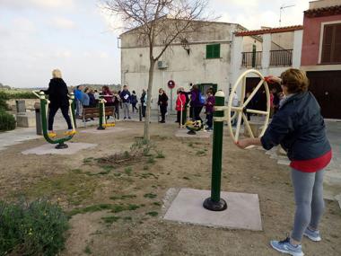 Més de 60 murers i mureres participen en la caminada inaugural de la ‘Ruta Saludable’