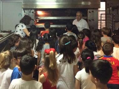 Els alumnes del Col·legi Sant Francesc d’Assís visiten els comerços de Muro