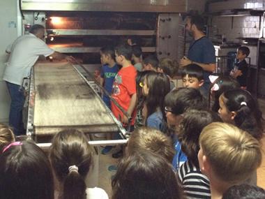 Els alumnes del Col·legi Sant Francesc d’Assís visiten els comerços de Muro