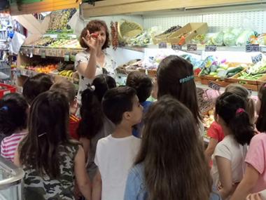 Els alumnes del Col·legi Sant Francesc d’Assís visiten els comerços de Muro
