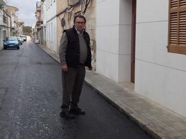 L’Ajuntament realitza obres de millora del paviment als carrers de la zona escolar