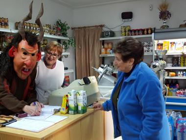 Els dimonis i Sant Antoni visiten llocs emblemàtics del poble per fer els primers balls; l'escola, el forn, la botiga, la residència de la tercera edat...