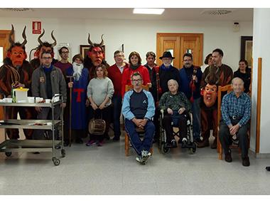 Els dimonis i Sant Antoni visiten llocs emblemàtics del poble per fer els primers balls; l'escola, el forn, la botiga, la residència de la tercera edat...