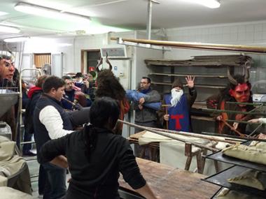 Els dimonis i Sant Antoni visiten llocs emblemàtics del poble per fer els primers balls; l'escola, el forn, la botiga, la residència de la tercera edat...