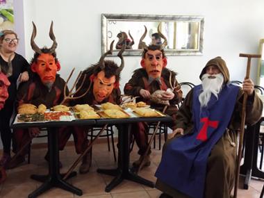 Els dimonis i Sant Antoni visiten llocs emblemàtics del poble per fer els primers balls; l'escola, el forn, la botiga, la residència de la tercera edat...