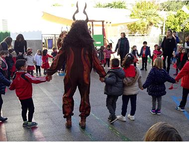 Els dimonis i Sant Antoni visiten llocs emblemàtics del poble per fer els primers balls; l'escola, el forn, la botiga, la residència de la tercera edat...