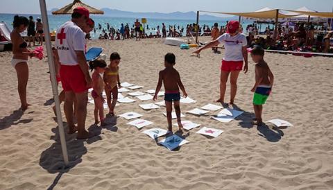 Hissada de banderes i simulacre de rescat a la Platja de Muro