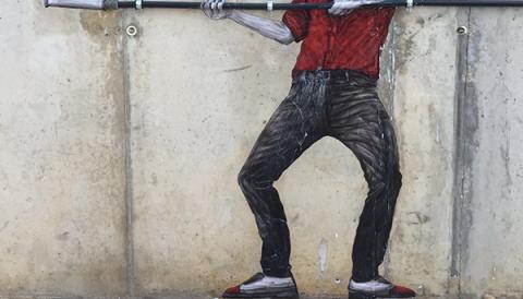 Imatges del 'work in progress' a Muro de l'artista francès Levalet, especialitzat en art urbà