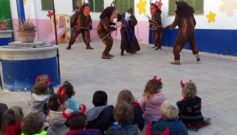 Els dimonis i Sant Antoni visiten llocs emblemàtics del poble per fer els primers balls; l'escola, el forn, la botiga, la residència de la tercera edat...